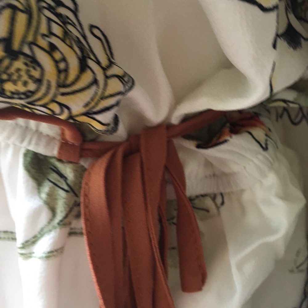 5⭐️Fave! White Lotus Romper - Picture 6 of 8